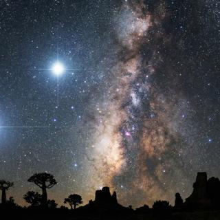 Des chercheurs de l’université du Colorado (États-Unis) montrent que deux étoiles massives se sont approchées du&nbsp;Soleil il y a quelques millions&nbsp;d’années seulement. © XD avec Nano Banana Pro