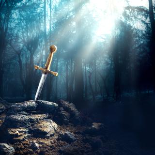 La légende veut qu'Arthur ait accédé au trône après avoir tiré l'épée du rocher – à ne pas confondre avec Excalibur, épée magique qui lui sera offerte par la fée Viviane. © fergregory, Adobe Stock
