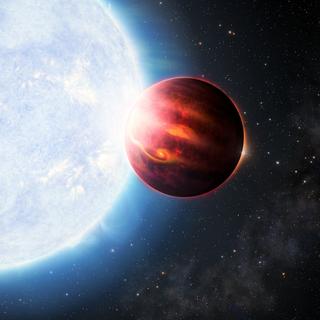 Cette illustration représente une Jupiter ultra-chaude en orbite autour d'une étoile de type A bleu-blanc.&nbsp;©&nbsp;Observatoire international Gemini, NOIRLab, NSF, AURA, J. Pollard