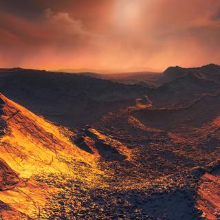 L’étoile simple la plus proche du Soleil abrite une exoplanète dont la masse excède les 3,2 masses terrestres, soit une superterre. Des données issues d’un réseau mondial de télescopes parmi lesquels figure l’instrument Harps, le chasseur de planètes de l’ESO, ont mis au jour l’existence de ce monde glacé et peu éclairé. Cette planète nouvellement découverte constitue la seconde exoplanète la plus proche de la Terre en orbite autour de l’étoile qui se déplace le plus rapidement dans le ciel nocturne. Sur cette image, figure une vue d’artiste de la surface de la planète. © ESO, M. Kornmesser
