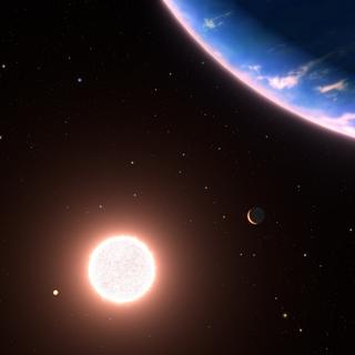 Esta é uma impressão artística do exoplaneta GJ 9827d, o menor exoplaneta onde foi detectado vapor de água na atmosfera. O planeta poderia ser um exemplo de planetas potenciais com atmosferas ricas em água em outras partes da nossa Galáxia. Com apenas cerca de duas vezes o diâmetro da Terra, o planeta orbita a estrela anã vermelha GJ 9827. Dois planetas internos do sistema estão à esquerda. As estrelas de fundo são plotadas como seriam vistas a olho nu olhando em direção ao nosso Sol. O Sol está muito fraco para ser visto. A estrela azul no canto superior direito é Regulus; a estrela amarela na parte inferior central é Denebola; e a estrela azul no canto inferior direito é Spica. A constelação de Leão está à esquerda e Virgem à direita. Ambas as constelações estão distorcidas em comparação com a nossa visão da Terra a 97 anos-luz de distância. © NASA, ESA, Leah Hustak (STScI), Ralf Crawford (STScI)