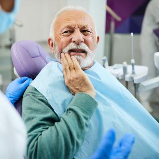 A hemorragia cerebral do homem não estava diretamente ligada à extração dentária, mas a uma doença genética rara. © Drazen, Adobe Stock
