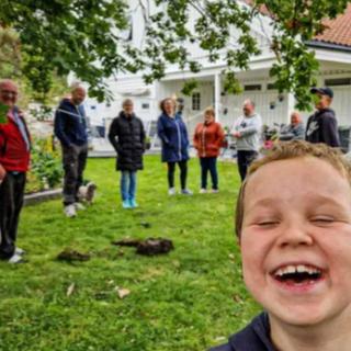 La famille norvégienne utilisait un détecteur de métaux pour tenter de retrouver une boucle d'oreille perdue. © Vibeke Lia/Kulturarv, Conseil du comté de Vestfold et Telemark