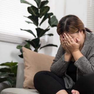 Algumas mulheres apresentam sensibilidade aumentada às flutuações hormonais relacionadas ao ciclo menstrual. © Charlie’s, Adobe Stock