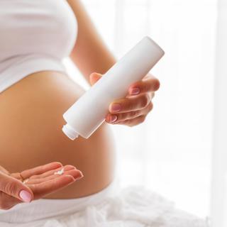 Leite hidratante, cosméticos, embalagens de alimentos, receitas… Esses produtos de uso diário poderiam expor o feto a substâncias tóxicas para o cérebro? © Kaspars Grinvalds, Adobe Stock