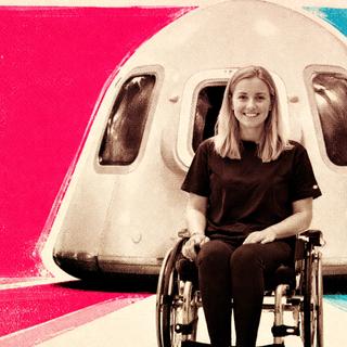 Photomontage&nbsp;de Michaela Benthaus devant une capsule spatiale Blue Origin. © Blue Origine ; XD avec ChatGPT