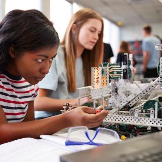 Une journée pour promouvoir l'égalité d'accès et de participation à la science pour les femmes et les filles. © ImageFlow, Adobe Stock. ©&nbsp;Monkey Business, Adobe Stock