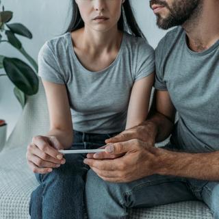 Alors que l’âge de la parentalité recule, un nombre croissant de couples se retrouve confronté à des difficultés pour concevoir un enfant. Un faisceau d’indices de plus en plus important incrimine les effets délétères des polluants environnementaux. © LightFields Studios, Shutterstock
