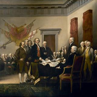 La Déclaration d’indépendance, de John Trumbull, peint entre 1815 et 1817, est fréquemment utilisée pour illustrer le jour où les États-Unis accédèrent à l’indépendance. Indice de la complexité de la mémoire de l’événement : le tableau ne montre en réalité pas la signature elle-même, mais la présentation d’un projet de cette déclaration au Second Congrès continental par la Commission des Cinq (John Adams, Benjamin Franklin, Thomas Jefferson, Robert Livingston et Roger Sherman), le 28 juin 1776. © John Trumbull (1756-1843), Capitole des États-Unis