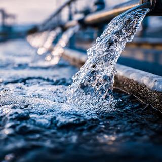 Un nouveau filtre promet de révolutionner le traitement des eaux contaminées par les polluants chimiques persistants. © Concept Photo Studio, Adobe Stock