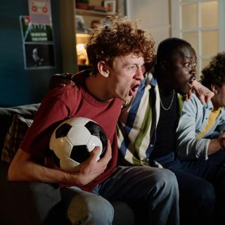 L'activité cérébrale d'un supporter de foot varie&nbsp;considérablement selon que son équipe favorite gagne&nbsp;ou perd un match.&nbsp;© AnnaStills, Adobe Stock