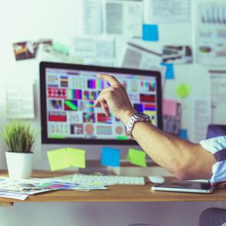 O designer de videogame testa seu produto quando ele está bem avançado. Jogos em rede e realidade virtual são apreciados por jogadores que buscam imersão. © s_l, Adobe Stock.