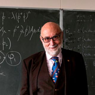 François Englert en 2014 au Cern devant certaines des équations de sa théorie.&nbsp; © Cern