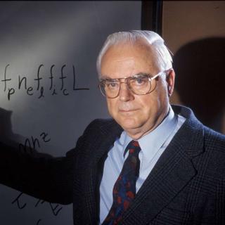 Frank Drake mostrando sua equação. © Instituto Seti