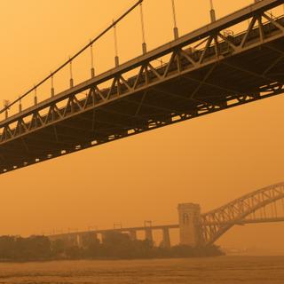  New York en juin 2023 recouvert des fumées des incendies de forêt qui font rage au Quebec à plus de 1 000 kilomètres de distance. © James, Adobe Stock