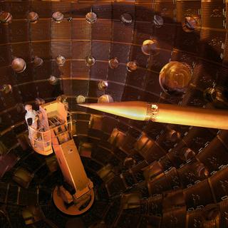 On peut déclencher des réactions de fusion nucléaire en focalisant des lasers ultrapuissants sur une toute petite fraction de cette chambre sphérique. © National Ignition Facility, Lawrence Livermore National Laboratory, Lawrence Livermore National Security, LLC, and the Department of Energy, CC BY