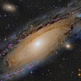 Située à environ 2,5 millions d’années-lumière de la Terre, la galaxie d’Andromède (M31) est la plus grande voisine de notre Voie lactée. Elle s’étend sur 260 000 années-lumière. Des astronomes de l’université du Michigan (États-Unis) viennent de lui découvrir une toute petite galaxie satellite. © Nasa, JPL, Caltech© Moorefam, iStock