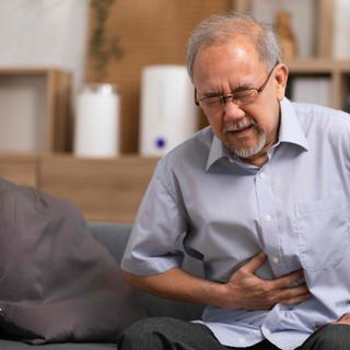 A gastroenterite causa dor abdominal. © 220 Estúdio Selfmade, Adobe Stock