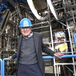 Murray Gell-Mann visitando o Cern em janeiro de 2013. O ganhador do Prêmio Nobel de Física está em frente ao detector Atlas. Ele é um dos principais arquitetos do modelo padrão de partículas elementares. Seu trabalho também se concentra na cosmologia quântica, sendo ele o fundador do Santa Fe Institute (SFI), instituto de pesquisa especializado no estudo de sistemas complexos. © Maximilien Brice, Cern