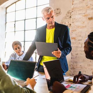 Entre attentes divergentes et transformation technologique,&nbsp;quelle place les managers sont-ils prêts à offrir à&nbsp;la jeune génération lorsqu'elle arrive sur le marché du travail ?&nbsp;© Andrea Migliarini, Getty Images