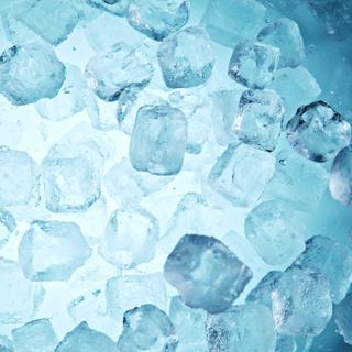 Ao contrário do sorvete clássico, este sorvete congelado pode limitar o desenvolvimento de bactérias ao redor dos alimentos por causa da água derretida. © Jag_cz, AdobeStock