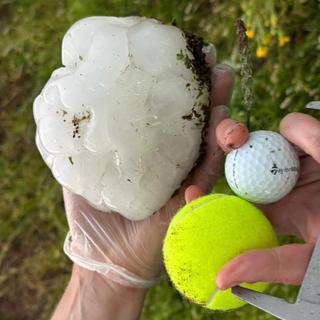 Uma pedra de granizo gigante recuperada por um caçador de tempestades em Afton, Texas. ©Tim Marshall