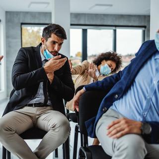 En période de grippe, les lieux clos sont souvent associés à un risque élevé de contamination. Pourtant, une expérience scientifique récente menée en conditions réelles remet en question certaines idées reçues sur la transmission du virus. © Dusan Petkovic, Adobe Stock