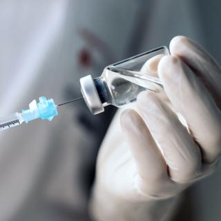 A Direção Geral de Saúde insta os profissionais de saúde a manterem o esforço de vacinação para conter a epidemia de gripe que avança em França. © Pedromerino, Adobe Stock