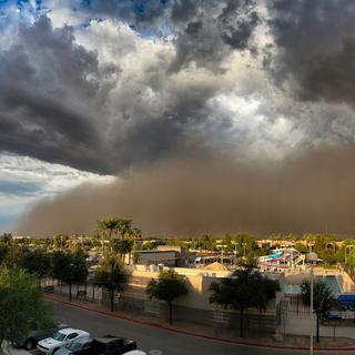 um haboob chegando a uma cidade, a areia é empurrada pela tempestade. © Michael, Adobe Stock