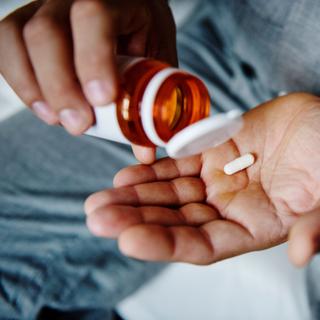 Cette étude est la première à analyser le lien entre la supplémentation en vitamine D et la cognition chez des personnes présentant des signes précoces de démence. ©&nbsp;Rawpixel.com, Adobe Stock