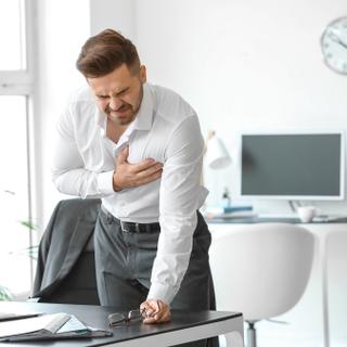 Um grande estudo de acompanhamento ao longo de várias décadas destaca diferentes trajetórias de saúde cardiovascular em homens e mulheres. As desigualdades não se manifestam apenas na idade ou nos hábitos de vida, mas também na forma como o risco se desenvolve ao longo do tempo. © Pixel Shot, Adobe Stock