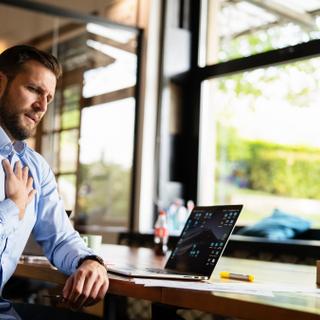 O homem foi vítima de uma complicação de uma vertebroplastia, realizada uma semana antes. © JustLife, Adobe Stock