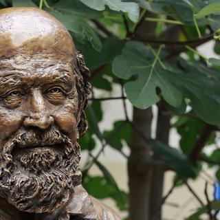 Em 13 de outubro de 2025, um busto de bronze de Hubert Reeves foi inaugurado no jardim Auguste Scheurer-Kestner, em frente à 1 rue Jacob, Paris 6th. Devemos isso à escultora Nacéra Kainou e à Associação Humanidade e Biodiversidade. © Laurence Honorat