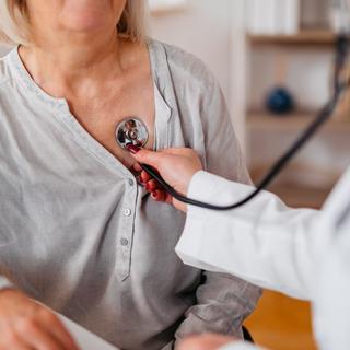 Une étude choc révèle un lien inquiétant entre votre hygiène buccale et les maladies cardiovasculaires. © Urbazon, iStock