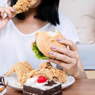 L'hyperphagie est un trouble du comportement alimentaire qui pousse les personnes à&nbsp;consommer de grandes quantités d'aliments. © doucefleur, Adobe Stock