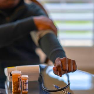Faut-il prendre ses antihypertenseurs le matin ou le soir ? Ce que disent les experts. © FatCamera, iStock
