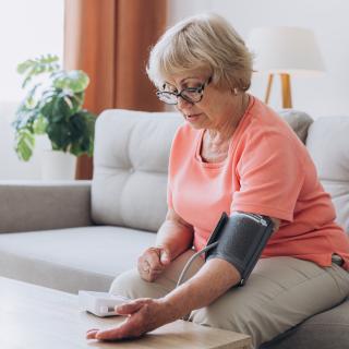 Alors que près d’un hypertendu sur trois ne répond pas aux traitements classiques, une piste innovante pourrait changer la donne.&nbsp;© anatoliycherkas, Adobe Stock