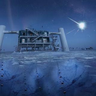 Une vue des bâtiments de surface du détecteur géant de neutrinos IceCube, en Antarctique. La pureté de la glace à plus d’un kilomètre de profondeur permet à plus de 5.000 photomultiplicateurs d'enregistrer avec précision les flashs bleutés, très ténus, générés par les muons issus de la collision des neutrinos avec les noyaux atomiques dans la glace. La construction de IceCube a commencé en 2005, mais le détecteur est une version plus grande d'Amanda qui date du début des années 1990. © Felipe Pedreros, IceCube, NSF
