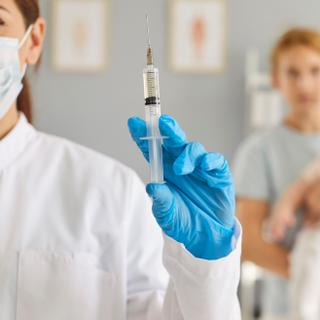  l’Inserm démonte les fausses croyances sur les vaccins. ©&nbsp;Studio Romantic, Adobe Stock