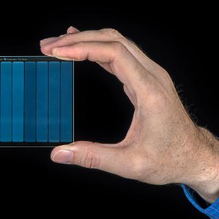 Os pulsos de laser deformam fisicamente o vidro para codificar os dados. © Jonathan Banks, Microsoft