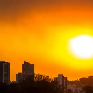 Des chercheurs ont montré que les effets sur la santé se cumulent quand une canicule et des feux de forêt surviennent en même temps. © AlfRibeiro, Adobe Stock
