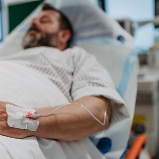 Os investigadores analisaram dados de mais de 540 mil pessoas acompanhadas durante mais de dez anos para avaliar o risco de hospitalização e morte associado a infeções. A sua análise sugere que um factor metabólico importante pode piorar consideravelmente o prognóstico face a doenças comuns como a gripe ou a pneumonia. © Halfpoint, Adobe Stock