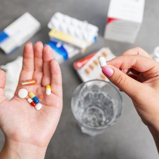 Voici pourquoi il ne faut pas mélanger ces médicaments. © Canva Pro
