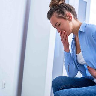 A intoxicação alimentar pode causar dores de estômago e náuseas algumas horas após uma refeição. © Goffkein, Adobe Stock