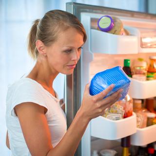 Intoxications, bactéries, botulisme… Ces aliments périmés sont bien plus dangereux qu’on le pense. © ViktorCap, iStock