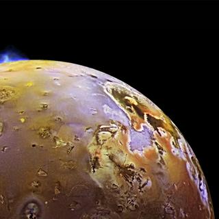 Cette image couleur, acquise en 1997 lors de la neuvième orbite de Galileo autour de Jupiter, montre deux panaches volcaniques sur Io. Un panache a été capturé sur le bord de la lune, signalant une éruption au-dessus d'une caldeira (dépression volcanique) nommée Pillan Patera. Le panache vu par Galileo mesure 140 kilomètres de haut et a également été détecté par le télescope spatial Hubble. Les images couleur ont été fusionnées avec une mosaïque haute résolution d'images acquises dans diverses orbites pour améliorer les détails de la surface. Le nord est en haut de l'image. La résolution est d'environ deux&nbsp;kilomètres par élément d'image. © Nasa, JPL, Université d'Arizona