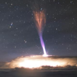 O jato azul é uma descarga elétrica muito intensa que se forma acima do cumulonimbus. © Observatório Internacional Gemini, NOIRLab, NSF, AURA