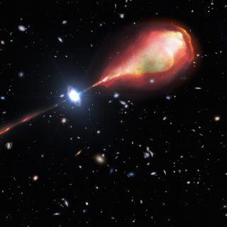 A ilustração deste artista mostra o maior jato de rádio já descoberto no Universo primitivo. O jato foi identificado pela primeira vez usando o Telescópio Internacional de Baixa Frequência (LOFAR), uma rede de radiotelescópios espalhados por toda a Europa. Observações de acompanhamento no infravermelho próximo com o Gemini Near Infrared Spectrograph (GNIRS) e opticamente com o Telescópio Hobby Eberly foram obtidas para pintar uma imagem completa do jato de rádio e do quasar que o produziu. O GNIRS está montado no telescópio Gemini North, metade do Observatório Internacional Gemini, financiado em parte pela Fundação Nacional de Ciência dos EUA e operado pelo NSF NOIRLab. Historicamente, esses grandes jatos de rádio permaneceram indescritíveis no Universo distante. Graças a estas observações, os astrónomos têm novas informações valiosas sobre quando os primeiros jactos se formaram no Universo e o seu impacto na evolução das galáxias. © NOIRLab, NSF, AURA, M. Garlick