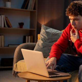 A atração dos jovens pelo masculinismo não é guiada pelo excesso de confiança, mas sim pelo medo de perder os padrões tradicionais. © kinomaster, Adobe Stock