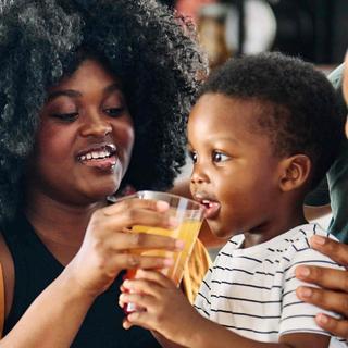 Il faut limiter la consommation de jus de fruits chez les enfants, même 100 % pur jus. © Lumos sp, Adobe Stock